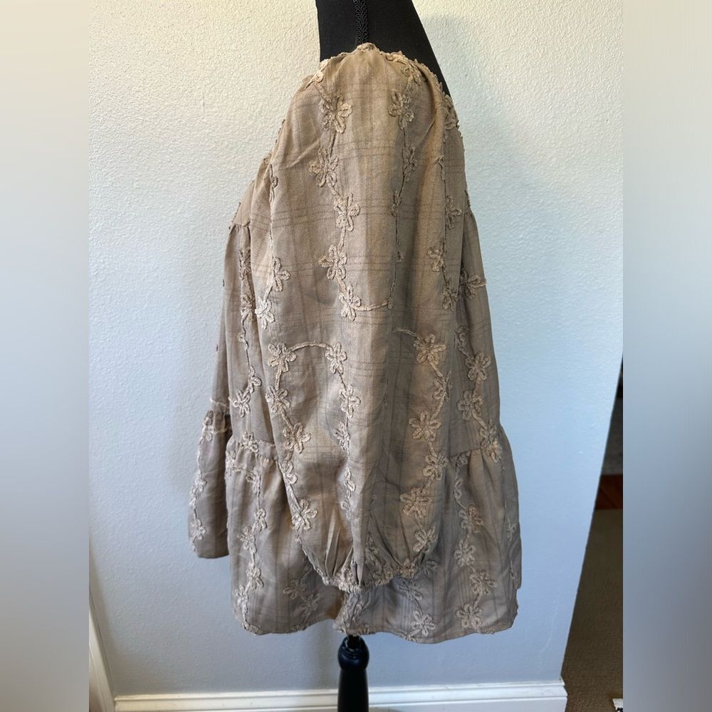 NWT** HAYDEN LA brushed floral puff sleeve top in taupe Size M - Picture 9 of 14